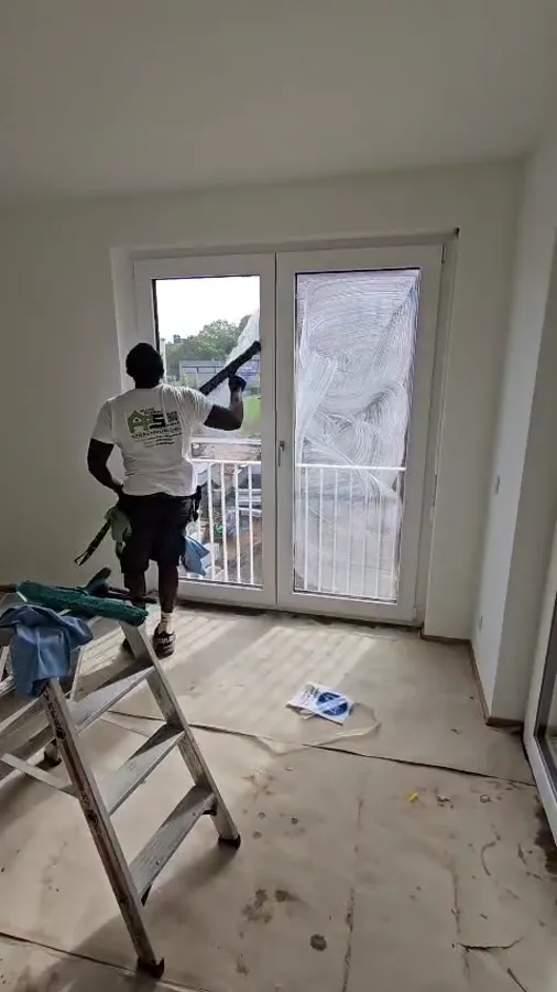 APS Mitarbeiter bei der Glas- und Fensterreinigung